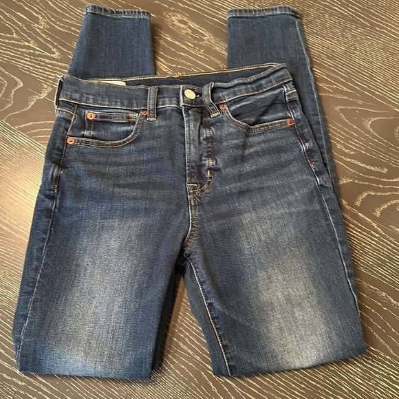 GAP true skinny high rise, medium wash, light distressing, size 26 - Picture 1 of 11